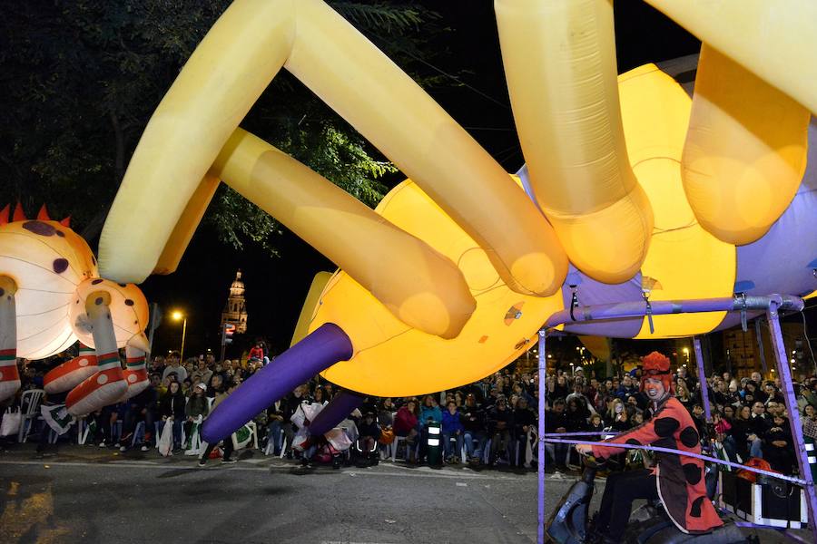 La Agrupación Sardinera se luce con un gran desfile en el que brillaron los números musicales