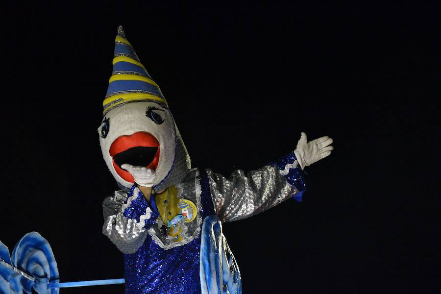 La Agrupación Sardinera se luce con un gran desfile en el que brillaron los números musicales