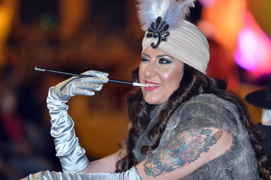 La Agrupación Sardinera se luce con un gran desfile en el que brillaron los números musicales