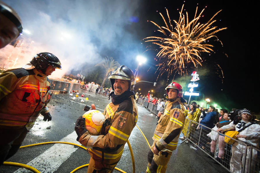 Con la quema de la Sardina y un espectáculo pirotécnico, Murcia despide sus Fiestas de Primavera.