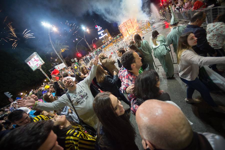Con la quema de la Sardina y un espectáculo pirotécnico, Murcia despide sus Fiestas de Primavera.