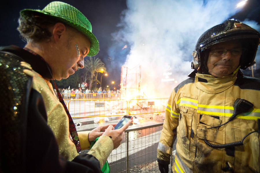 Con la quema de la Sardina y un espectáculo pirotécnico, Murcia despide sus Fiestas de Primavera.