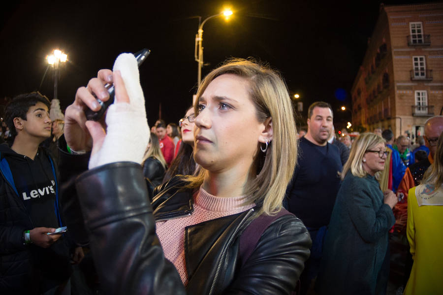 Con la quema de la Sardina y un espectáculo pirotécnico, Murcia despide sus Fiestas de Primavera.