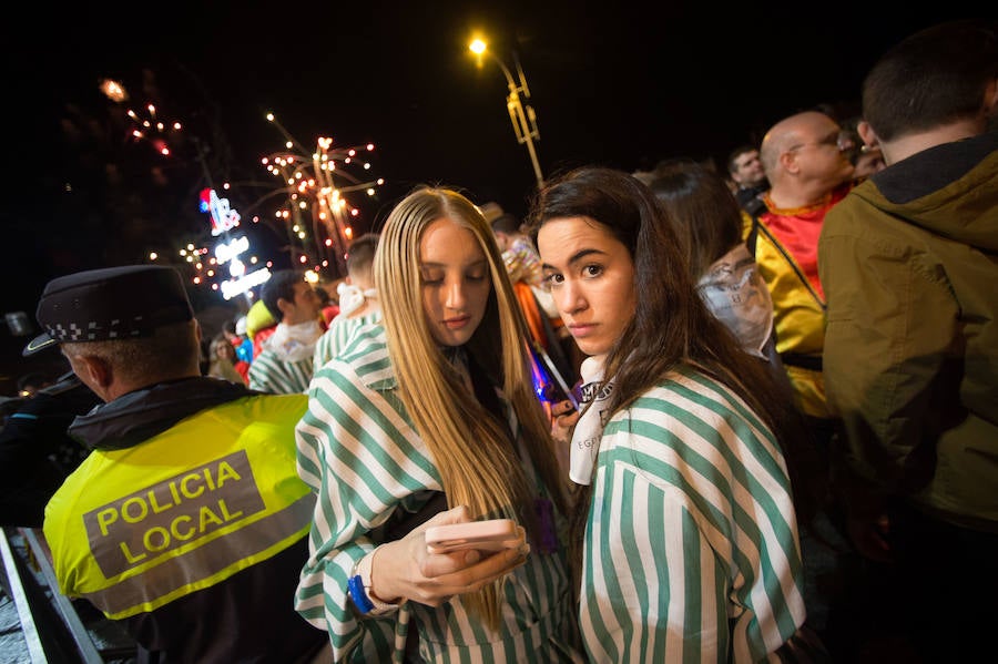 Con la quema de la Sardina y un espectáculo pirotécnico, Murcia despide sus Fiestas de Primavera.