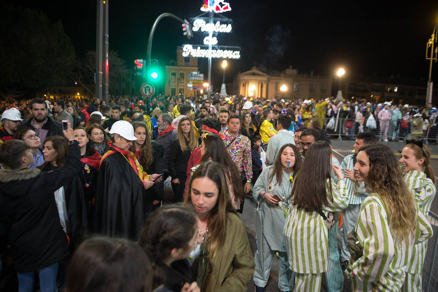 Con la quema de la Sardina y un espectáculo pirotécnico, Murcia despide sus Fiestas de Primavera.