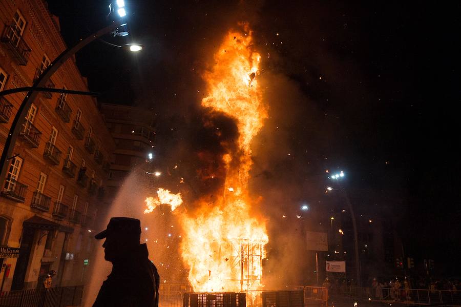 Con la quema de la Sardina y un espectáculo pirotécnico, Murcia despide sus Fiestas de Primavera.
