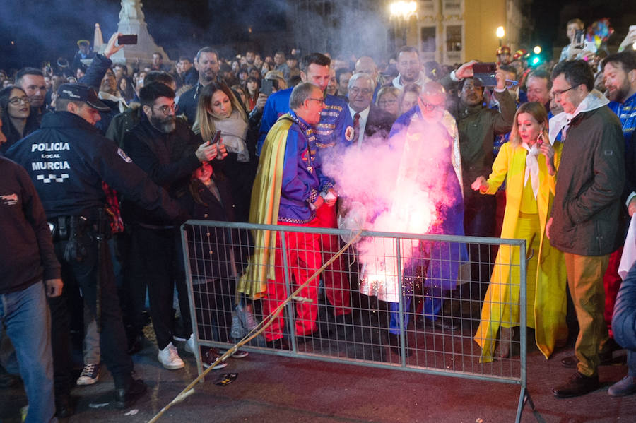 Con la quema de la Sardina y un espectáculo pirotécnico, Murcia despide sus Fiestas de Primavera.