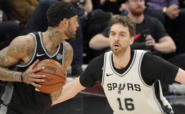 PAu GAsol defiende durante el partido. 