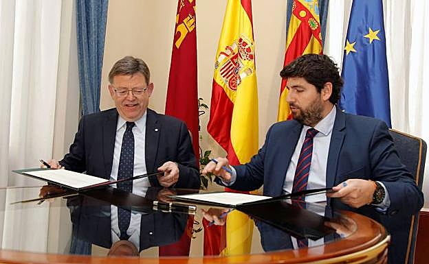 Puig y López Miras, durante la firma de los acuerdos.