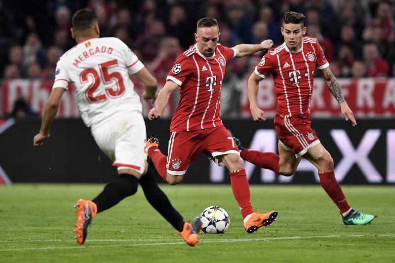 El Bayern de Múnich y el Sevilla, durante el choque de vuelta de cuartos de la Champions en el Allianz Arena.