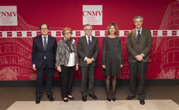 El Presidente de Emisores Españoles, Rafael Piqueras, la Presidenta de Dircom, Montserrat Tarrés, el Presidente y la Vicepresidenta de la CNMV, Sebastián Albella y Ana María Martínez-Pina, respectivamente, y el Presidente de APIE, Íñigo de Barrón.