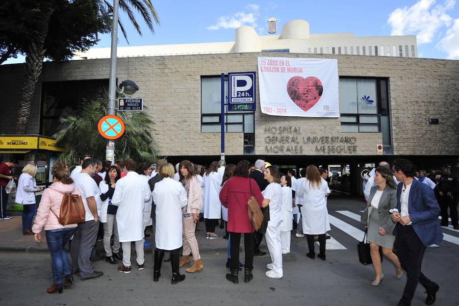 '25 años en el corazón de Murcia' es el lema de los actos conmemorativos del cuarto de siglo del hospital general universitario Morales Meseguer, inaugurado el 26 de abril de 1993 y que lleva el nombre de quien fuera consejero de Sanidad y catedrático de Psiquiatría y especialista en la Arrixaca. Los actos conmemorativos incluyen una ruta senderista urbana el sábado 21 de abril y un concierto de Los Parrandboleros en el teatro Romea el lunes 23 de abril. Una exposición de pintura, charlas y mesas redondas completan la programación, que fue presentada este jueves por la directora gerente del hospital, Carmen Martínez Abellan. Al acto asistieron el consejero de Salud, Manuel Villegas y el alcalde de Murcia, José Ballesta.