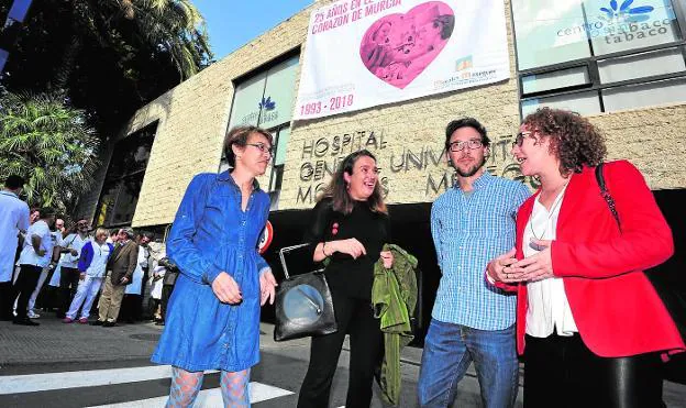 Arancha, Ana, Javier y Alicia, hijos de José Mª Morales Meseguer, ayer en la puerta del hospital con la pancarta del 25 aniversario.
