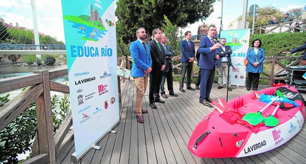 El alcalde Ballesta presentó la actividad; detrás de él, los concejales Rafael Gómez (Educación), Jesús Pacheco, (Cultura); Felipe Coello (Salud y Deporte); el director general de La Verdad', Antonio González; el gerente de Aguas de Murcia, José Albaladejo, y la directora de la cooperativa Samaniego, María Concepción Carrillo.