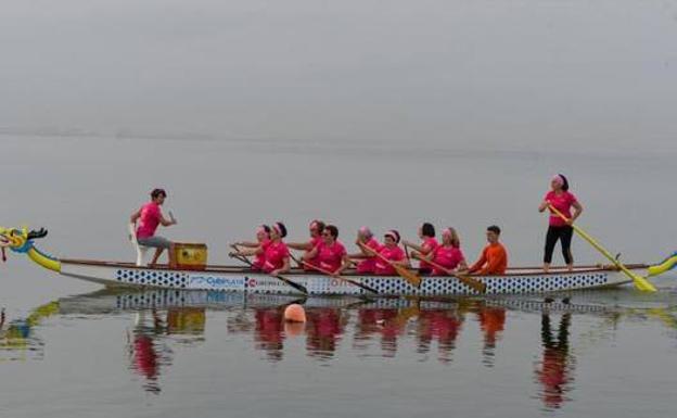 El equipo murciano de Dragon Boat Flamenco Rosa entrena en Lo Pagán, en una foto de archivo. 