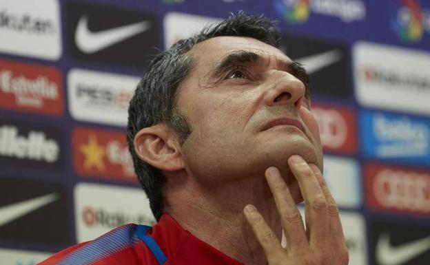 Ernesto Valverde, técnico del Barça, pensativo durante su conferencia de prensa. 