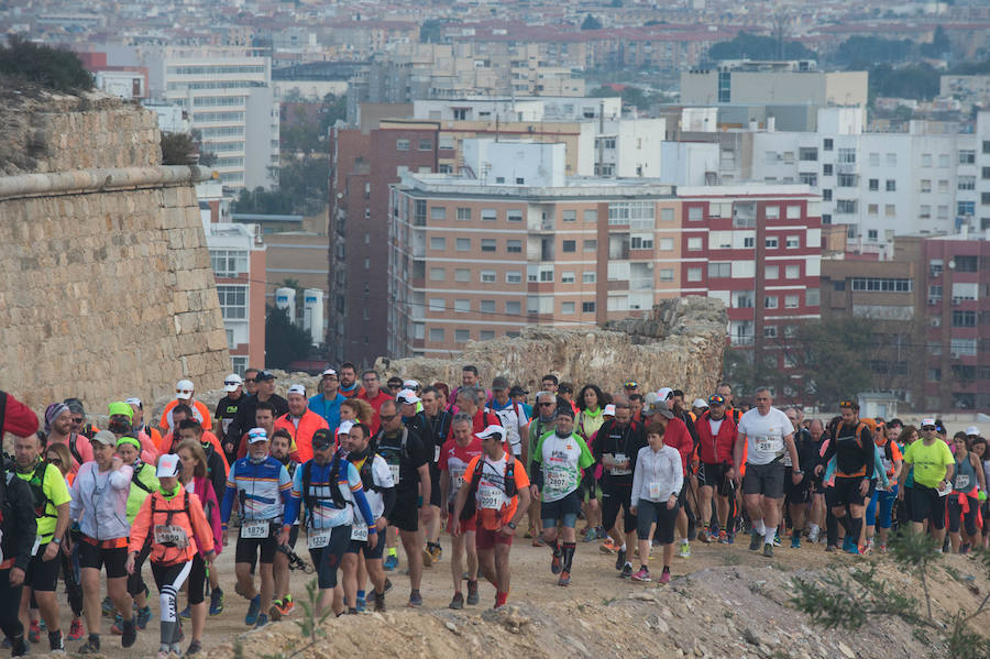 Unos 3.800 valientes parten con la primera luz del día al asalto de las baterías de costa de Cartagena