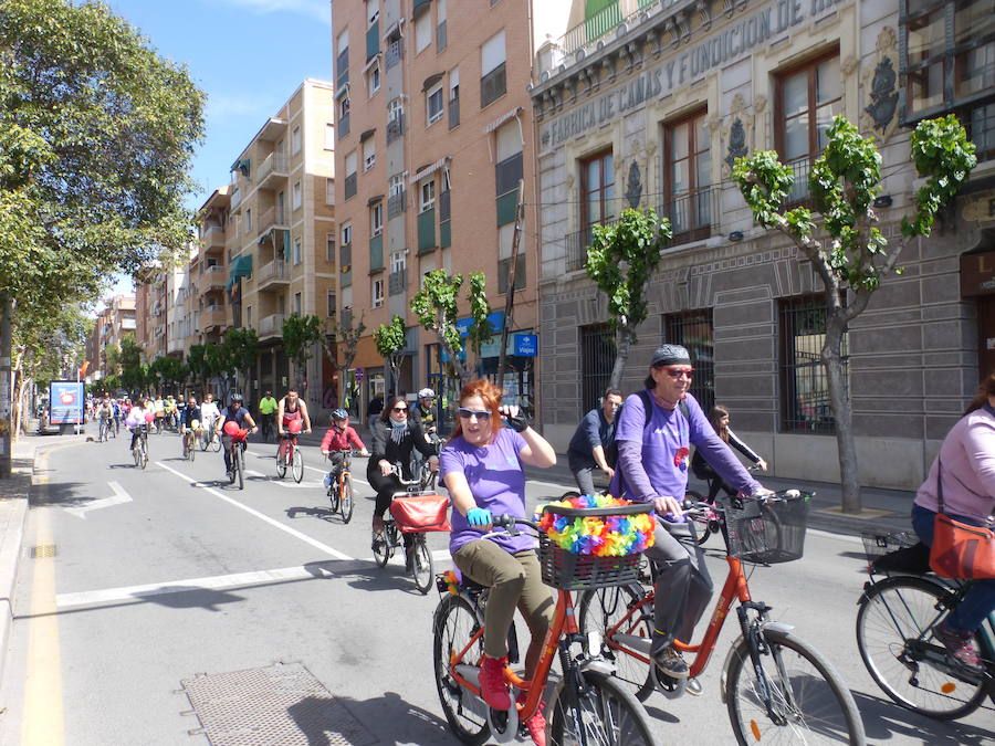 Unos 500 ciclistas participan en una marcha para reivindicar la implantación de medidas que fomenten el uso de la bicicleta en Murcia