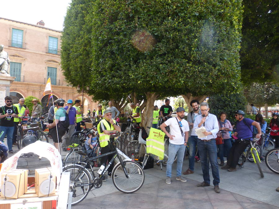 Unos 500 ciclistas participan en una marcha para reivindicar la implantación de medidas que fomenten el uso de la bicicleta en Murcia