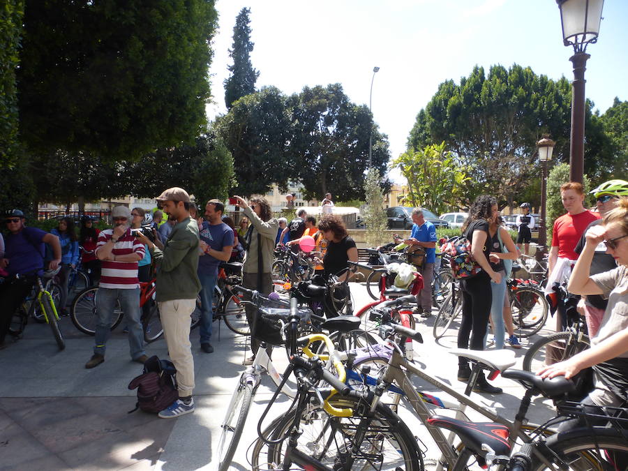 Unos 500 ciclistas participan en una marcha para reivindicar la implantación de medidas que fomenten el uso de la bicicleta en Murcia