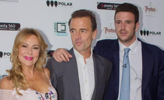 Ana Obregón y Alessandro Lequipo posan con su hijo.
