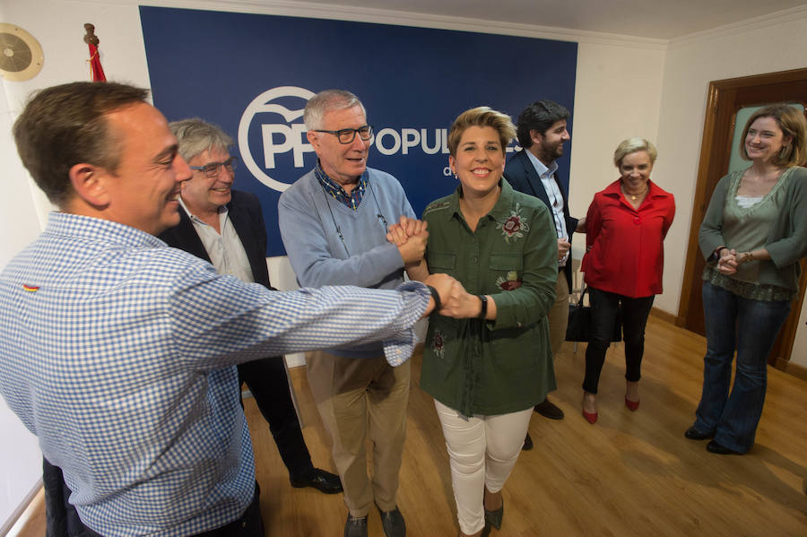 La junta directiva local del partido, reunida bajo la presidencia de López Miras, aprueba la nominación de la consejera de Transparencia