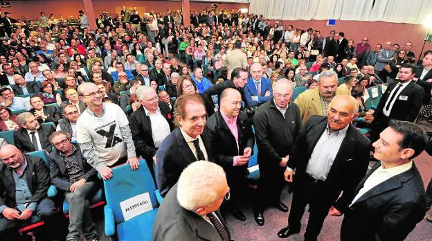 Alberto Garre y el coordinador de Somos Región, José Gabriel Ruiz, abajo a la derecha, en los momentos previos al inicio del acto.