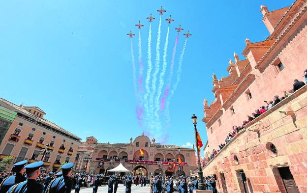 Al toque de oración para honrar a los caídos siguió el sobrevuelo de la Patrulla Águila por el cielo de la plaza de España.