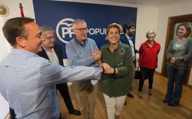 Arroyo recibe las felicitaciones de los ediles Francisco Espejo (i) y Antonio Calderón, en presencia de otros dirigentes populares