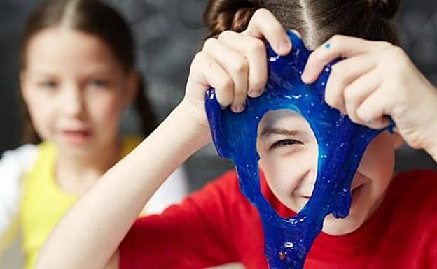 La OCU advierte del aumento de intoxicaciones en niños por el slime