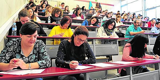 Una de las aulas de la Facultad de Económicas donde se desarrollaron los exámenes, ayer, repleta de opositores.