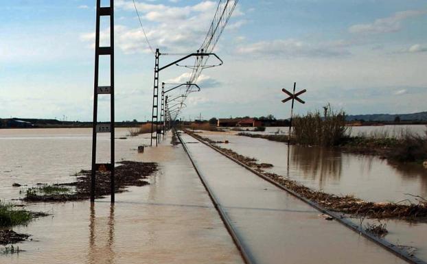 La vía férrea de la línea Zaragoza-Barcelona ha tenido que ser cortada por motivos de seguridad.