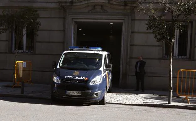 Un furgón policial a su llegada al Tribunal Supremo con Oriol Junqueras, Jordi Sànchez y Jordi Cuixart.