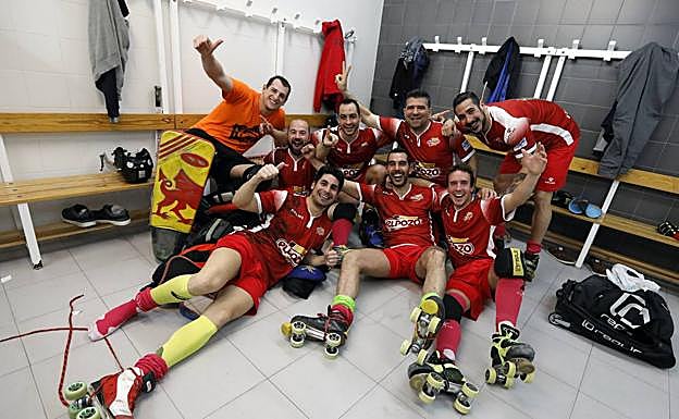 Los jugadores del Club Patín Ciudad de Murcia celebran el triunfo de ayer.