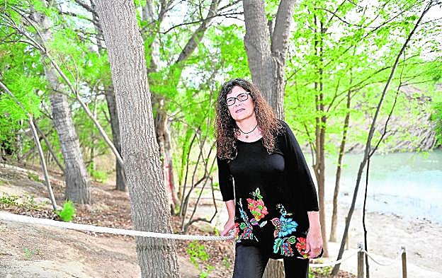 Carmen Mondéjar, bióloga ambiental del Ayuntamiento de Molina de Segura, en el soto de La Hijuela.