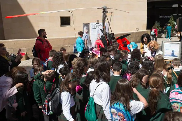 Alumnos del colegio Sagrado Corazón de Jesús, ayer, en la plaza de Belluga, con las Damas de la Fuensanta.