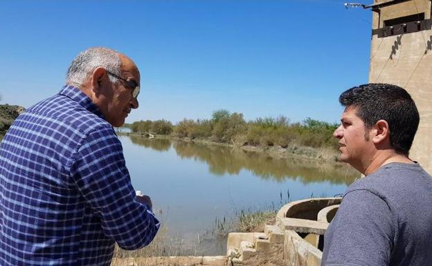 Alberto Garre, en la mañana de este martes, conversando con un afectado por la crecida del Ebro.
