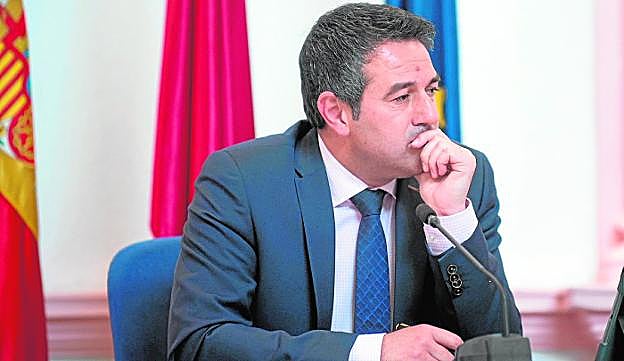 Buendía, ayer, con la mirada perdida durante el Pleno sobre el servicio de limpieza.