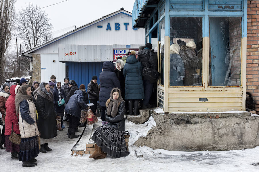 En el este de Ucrania, soldados y civiles combaten el aburrimiento atrapados en un conflicto armado con los separatistas de Donetsk que cumple ahora cuatro años y no tiene visos de terminar