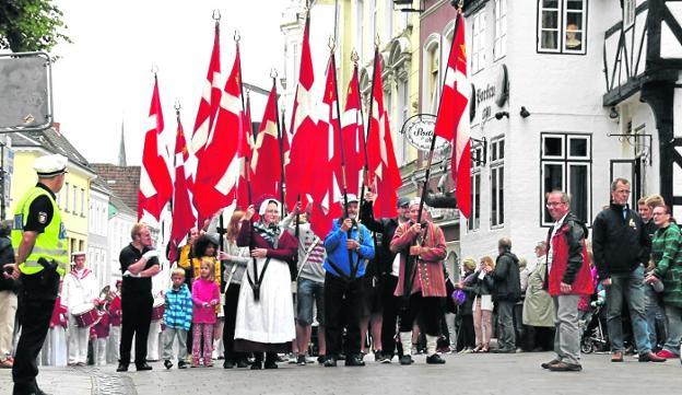 Desfile de daneses en Flensburg, ciudad de Schleswig-Holstein fronteriza con Dinamarca.