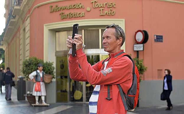 Turistas en la oficina de turismo de la Plaza Belluga. 