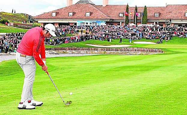 Volcados con Jon. Muchos menores siguieron, aplaudieron, animaron y esperaron chocar su mano con la del León de Barrika.