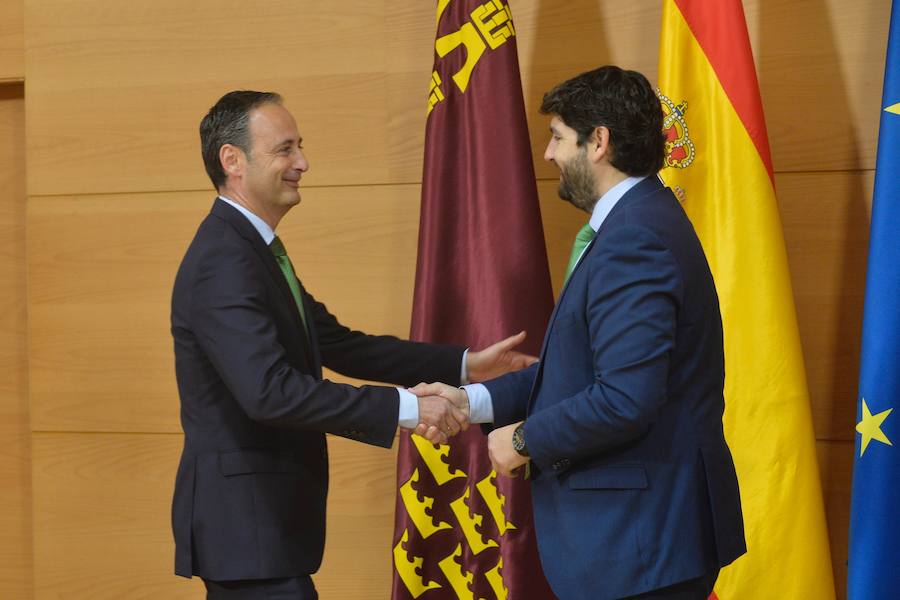 El presidente del Gobierno regional destaca que hace estos cambios en su Ejecutiva para «trabajar mucho más para que Murcia sea tierra de libertad»