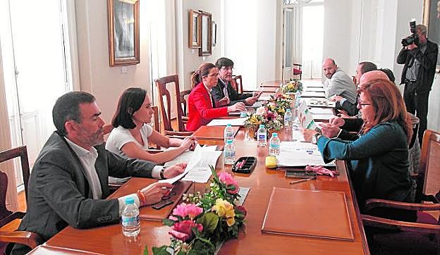 José López, a la izquierda, durante la Junta de Portavoces, este viernes, en el Palacio Consistorial.