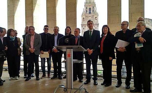 El jurado posa con el alcalde de Murcia, José Ballesta