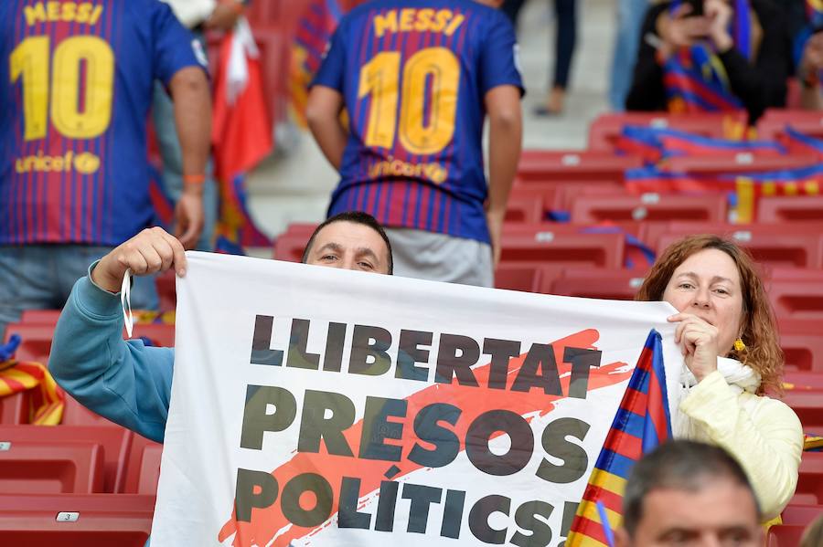 El Sevilla-Barcelona, un duelo marcado por la política y las reivindicaciones independentistas. En los exteriores del Wanda Metropolitano, se ha desplegado un amplio dispositivo de seguridad 