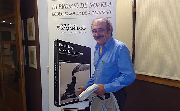 Rafael Reig presenta una de sus obras. 