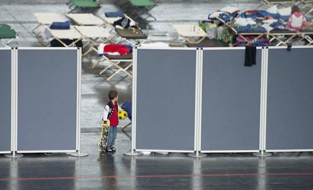Un niño permanece en un centro de refugiados de Múnich. 