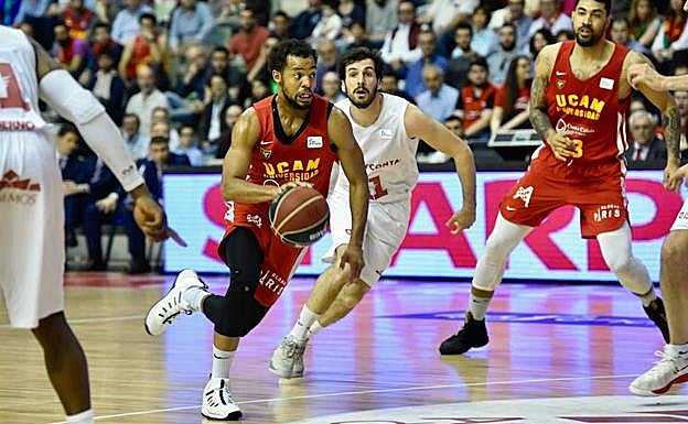 Clevin Hannah entra a canasta en el partido disputado este domingo ante Tecnyconta Zaragoza.