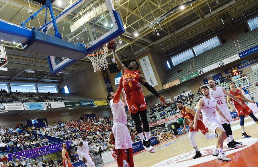 El equipo de Ibon Navarro se mantiene en los puestos de eliminatorias por el título arrasando al Tecnyconta Zaragoza en la segunda parte. La soledad de Neal por parte visitante – 31 puntos – contrastó con la fuerza como grupo del UCAM, con cuatro jugadores por encima de diez puntos